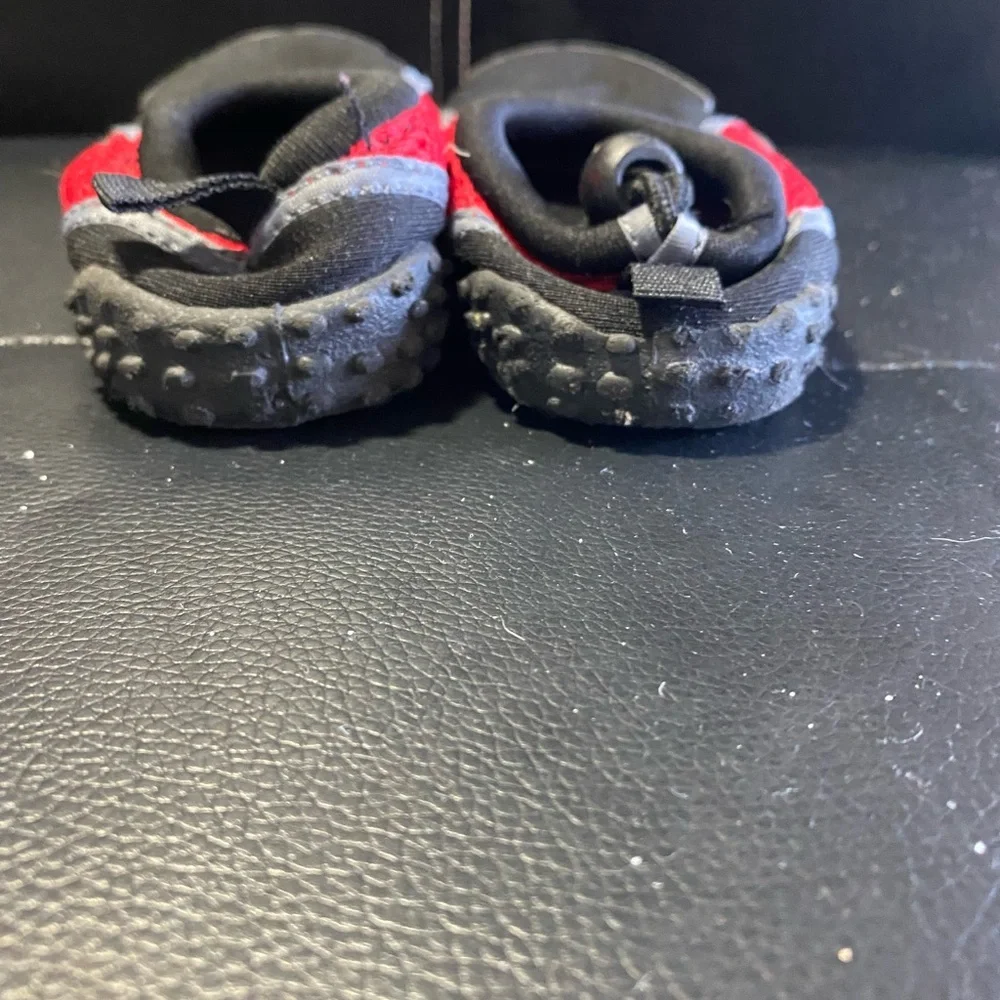 Kids Xertia Water Shoes Black and Red Size 11/12